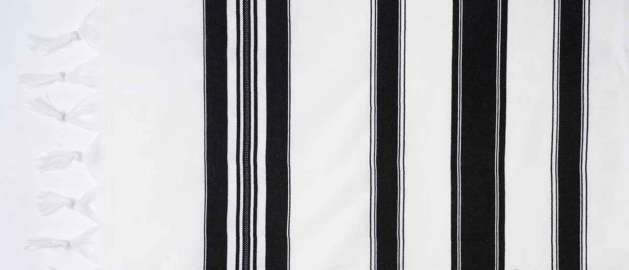 Viznitz Wool Tallis - Image 2