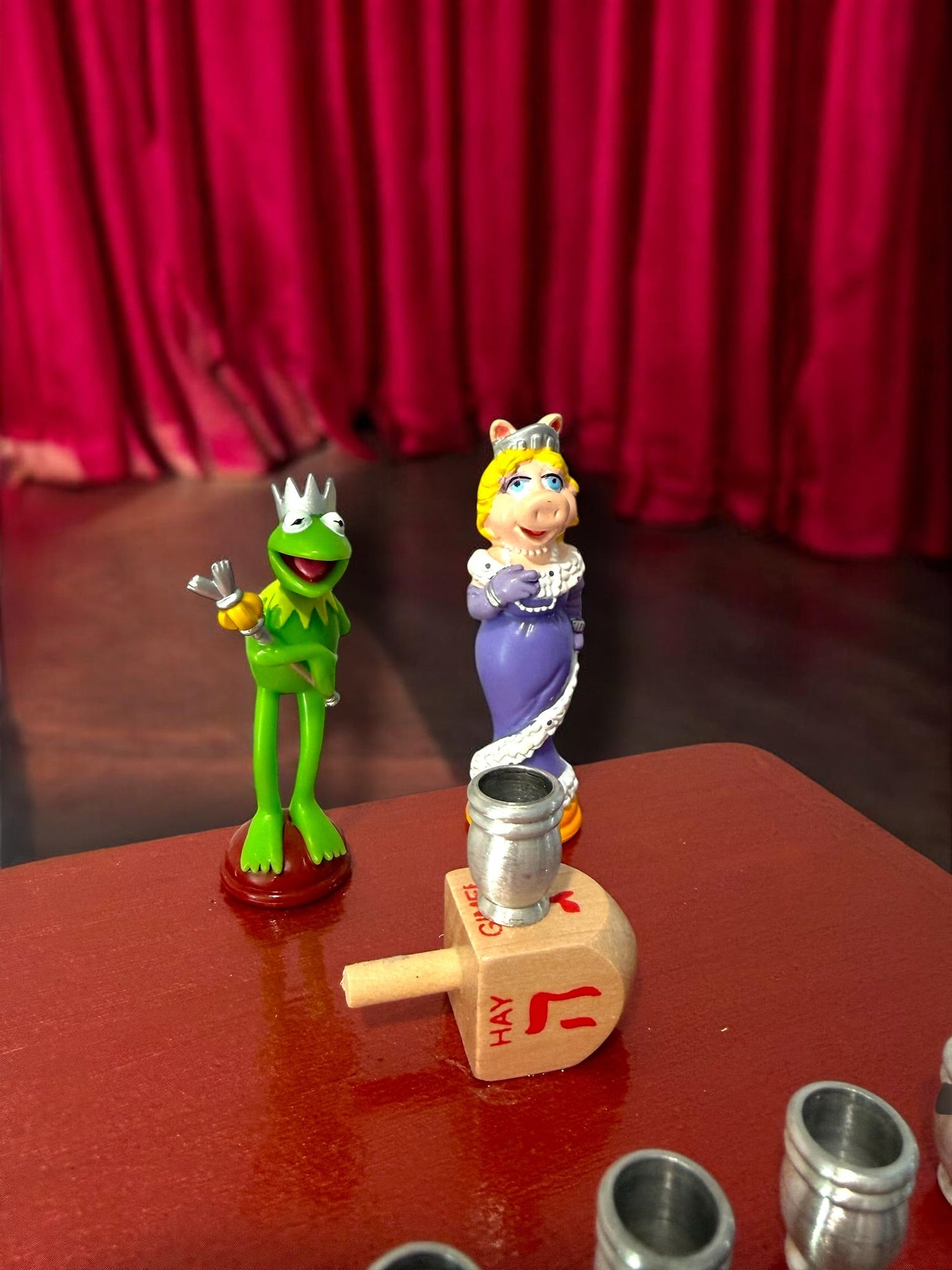 Kermit and Miss Piggy menorah — Muppets chess figures on a small painted plaque | Judaica Square Lakewood (view 7)