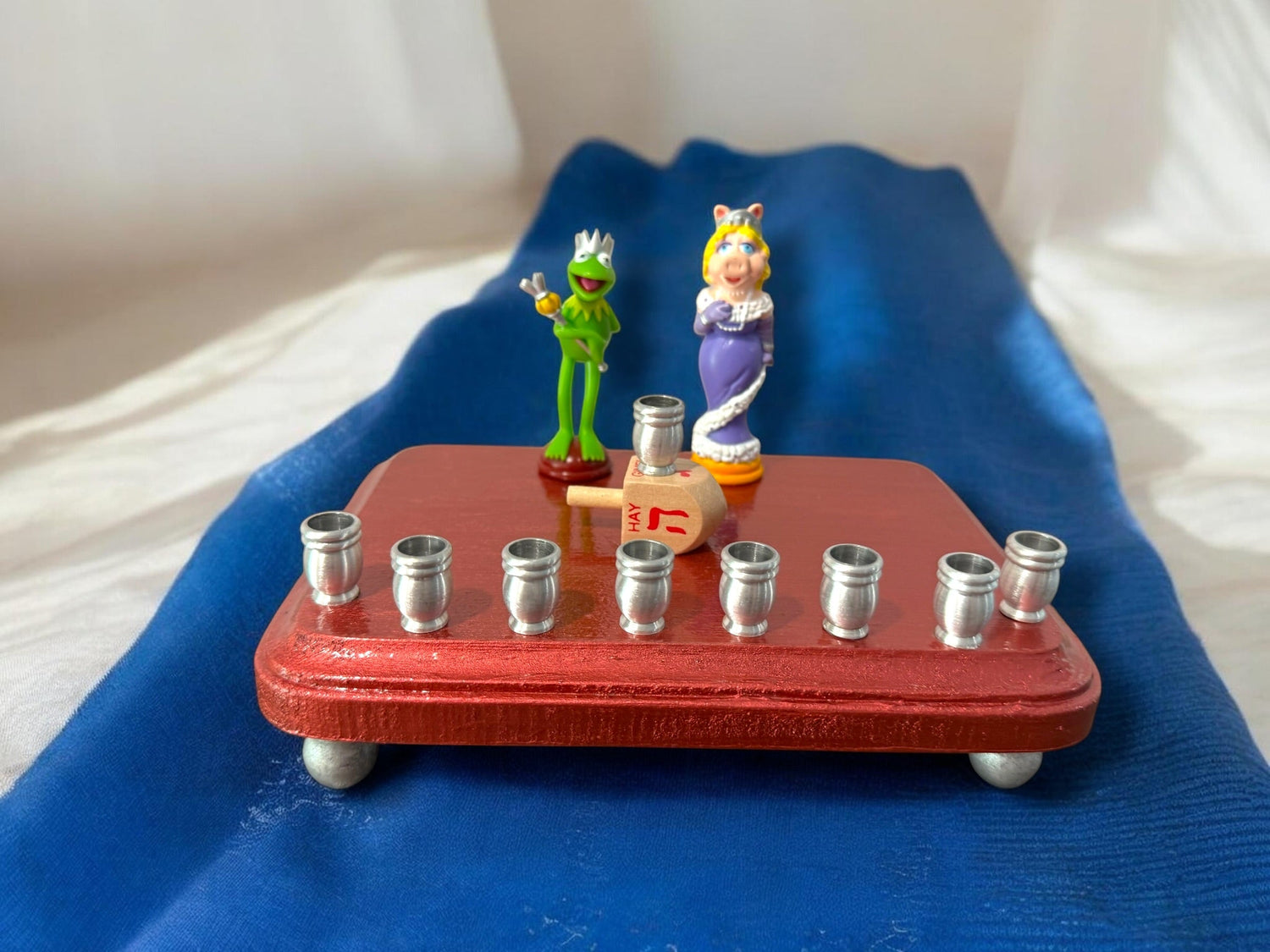 Kermit and Miss Piggy menorah — Muppets chess figures on a small painted plaque | Judaica Square Lakewood (view 10)
