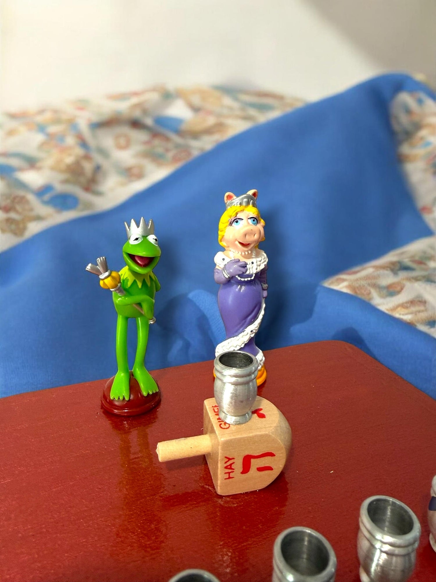 Kermit and Miss Piggy menorah — Muppets chess figures on a small painted plaque | Judaica Square Lakewood (view 13)