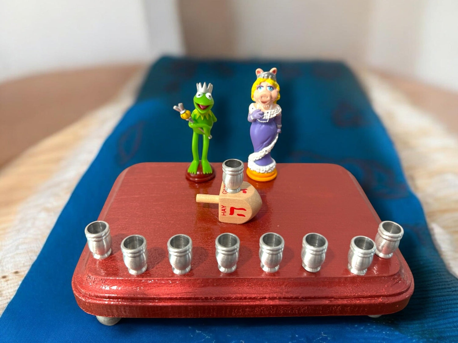 Kermit and Miss Piggy menorah — Muppets chess figures on a small painted plaque | Judaica Square Lakewood (view 11)