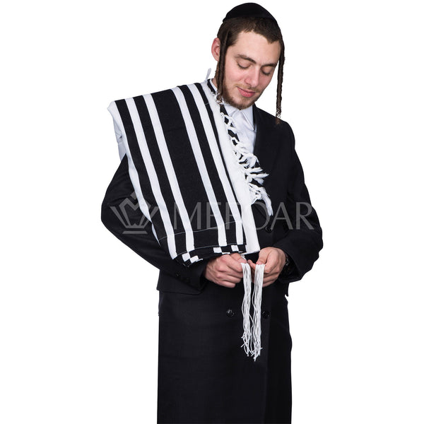 Kanesher super light wool tallis for Shabbos, front view