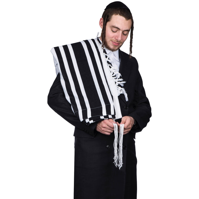 Kanesher super light wool tallis for Shabbos, front view