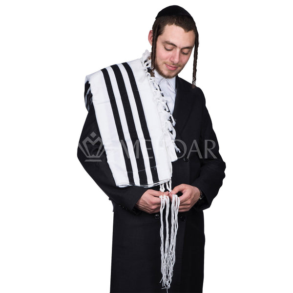 Kanesher super light wool tallis, weekday front view
